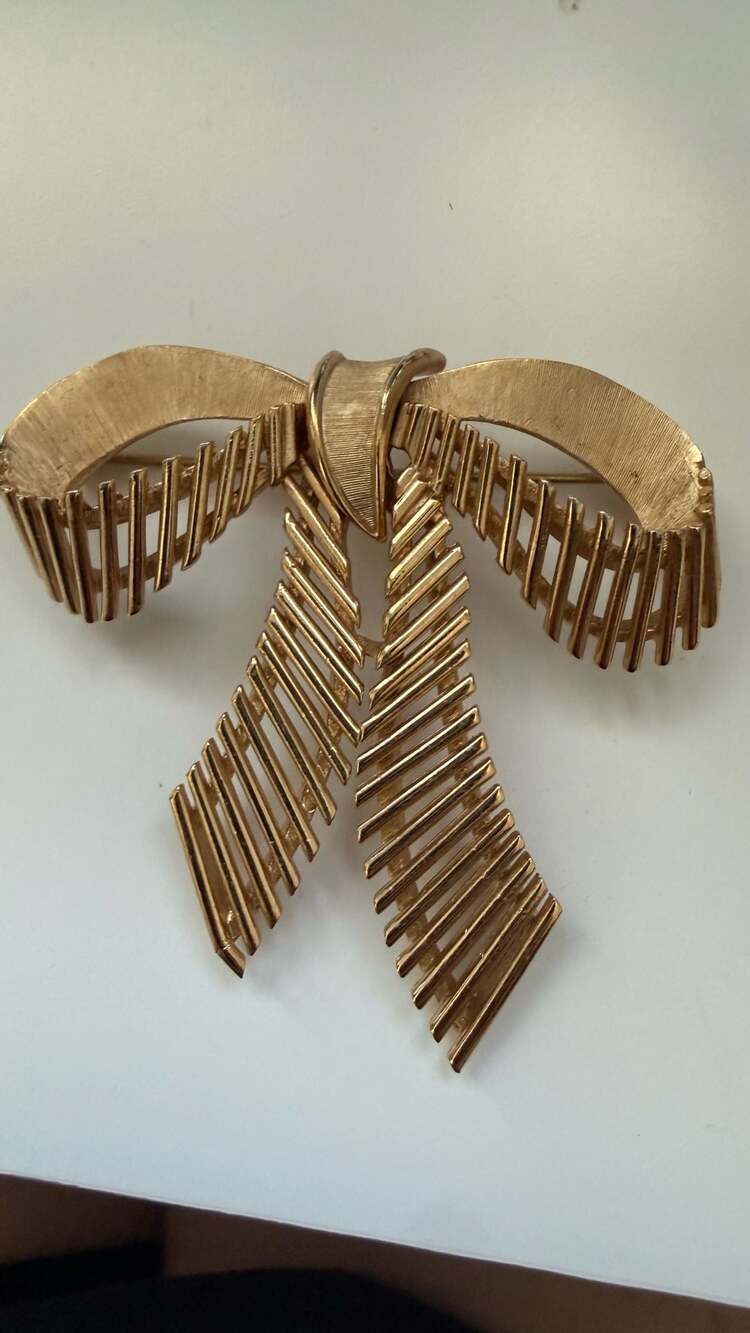Vintage Trifari Gold Tone Ribbed Bow Brooch